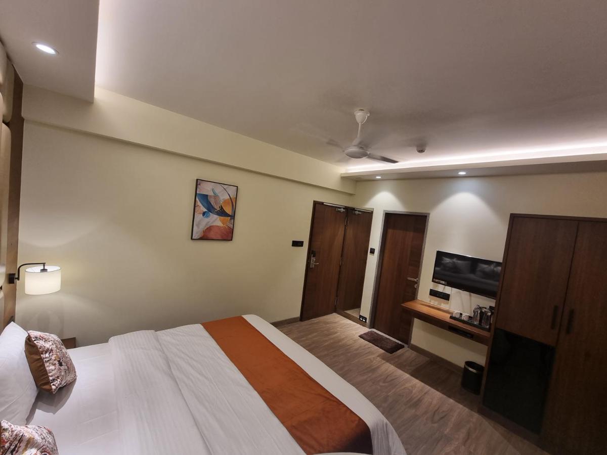 Hotel El Magnifico 수라트 외부 사진