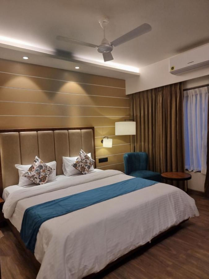 Hotel El Magnifico 수라트 외부 사진