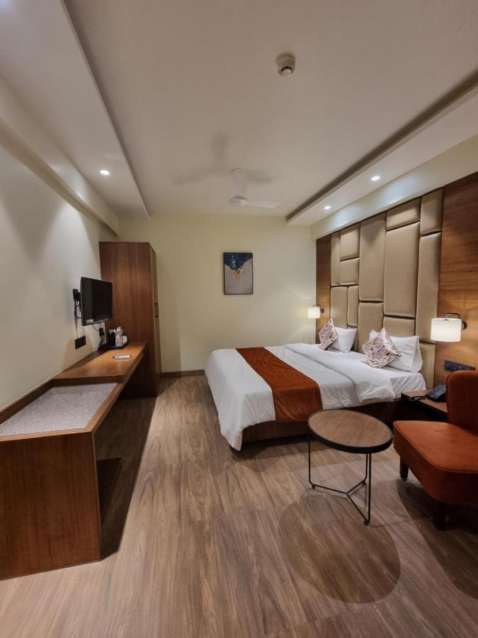 Hotel El Magnifico 수라트 외부 사진