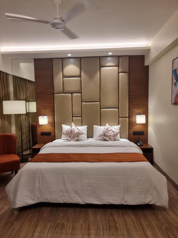 Hotel El Magnifico 수라트 외부 사진