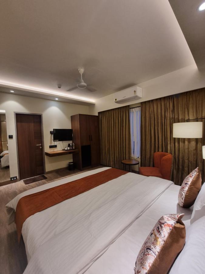 Hotel El Magnifico 수라트 외부 사진