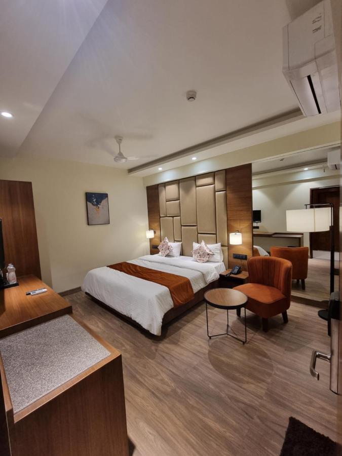 Hotel El Magnifico 수라트 외부 사진